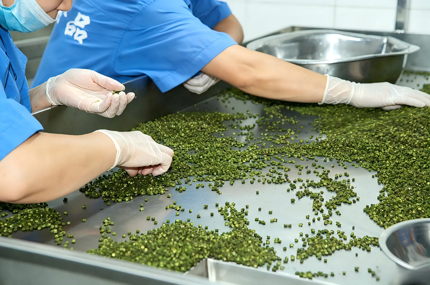 臻鲜香料精选 Hand-sorting of spices